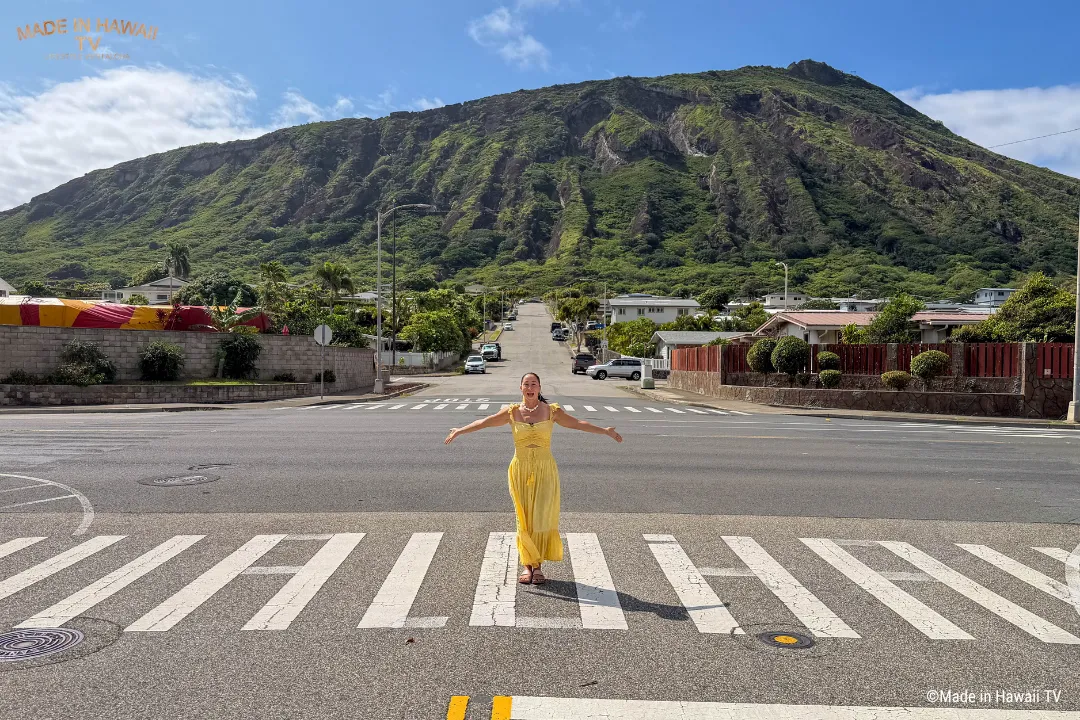 ハワイカイにある横断歩道に立つ女性。白線がALOHAになっている。